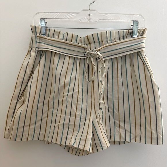 NEW Women's BCBGeneration Paper Bag White Shorts With Colorful Stripes - Picture 2 of 9